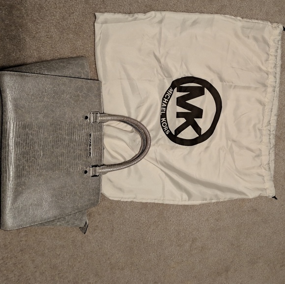 Michael Kors Selma Saffiano Leather Medium Satchel - Picture 2 of 5